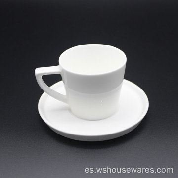 Taza de té de copa de cerámica de café destacada